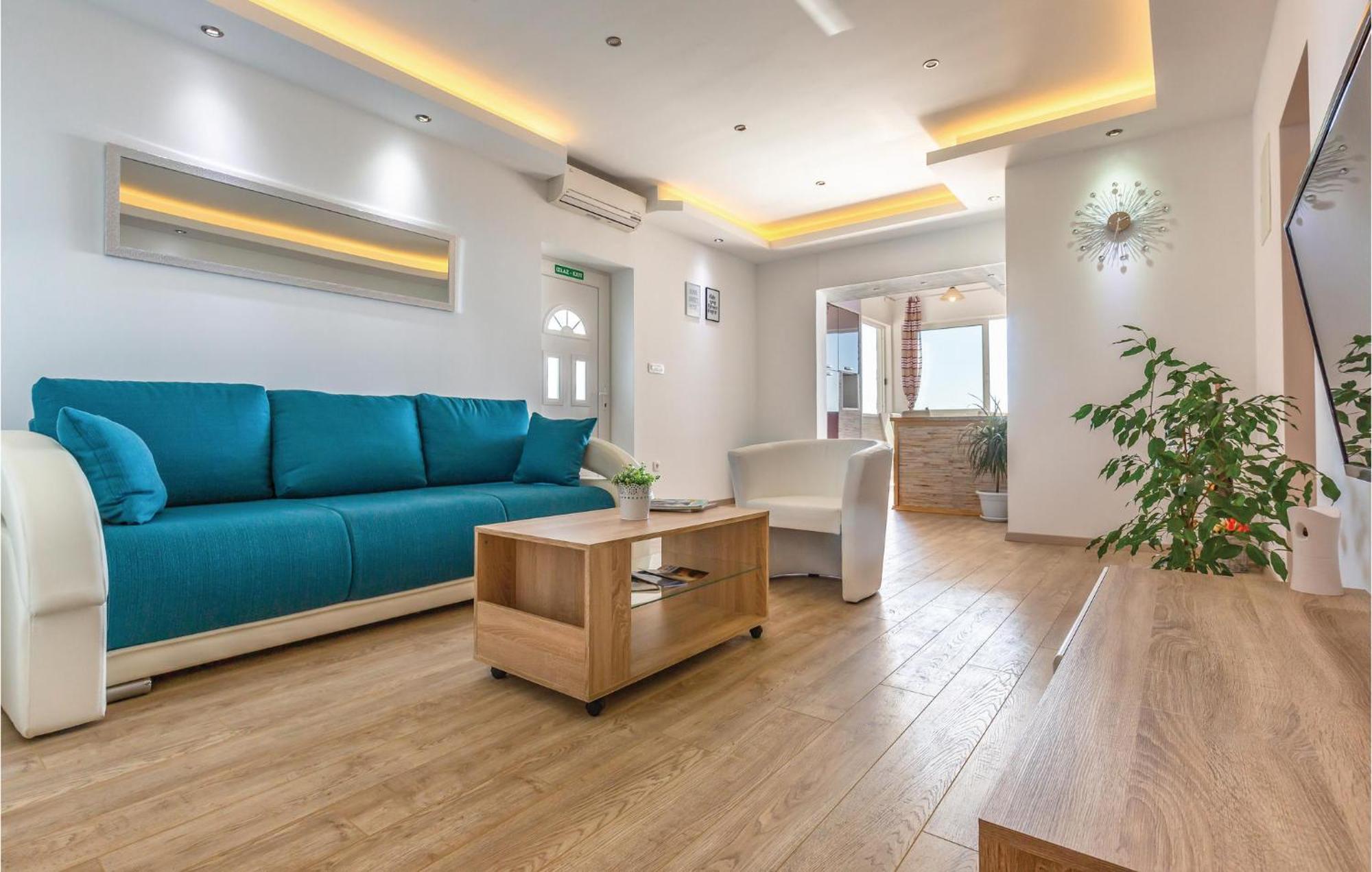 2 Bedroom Cozy Apartment In Makarska Exterior photo