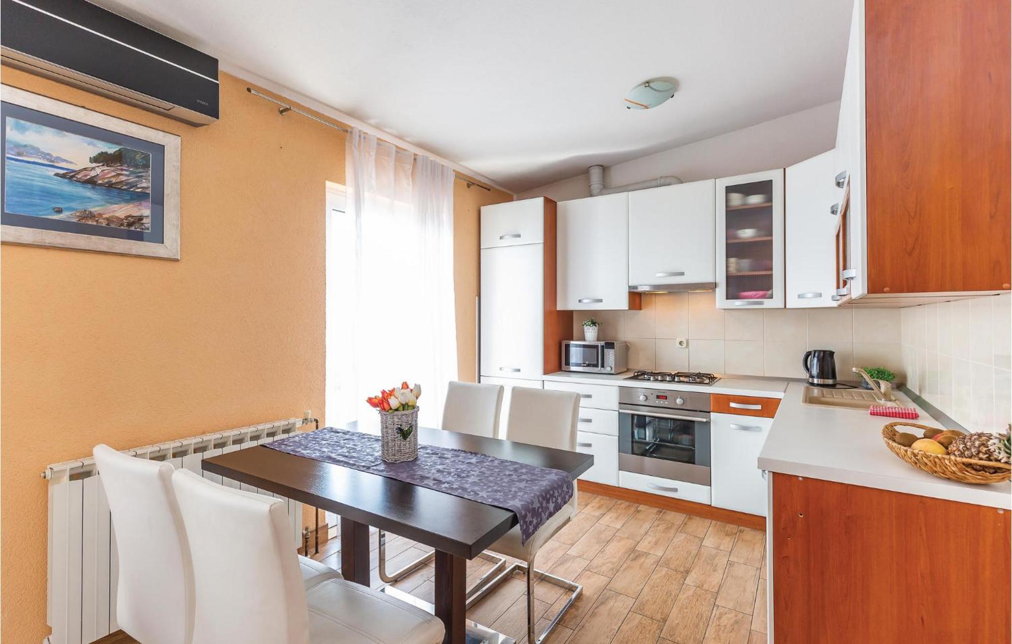 2 Bedroom Cozy Apartment In Makarska Exterior photo